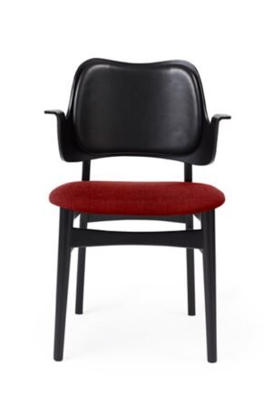 Warm Nordic Gesture tuoli, verhoiltu istuin- ja selkäosa Kangas brick red, selkänoja nahkaa, mustaksi maalattu pyökkirunko