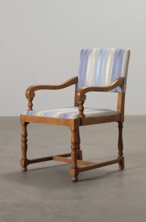 Puurunkoinen nojatuoli raidallisella verhoilulla 1910-luku