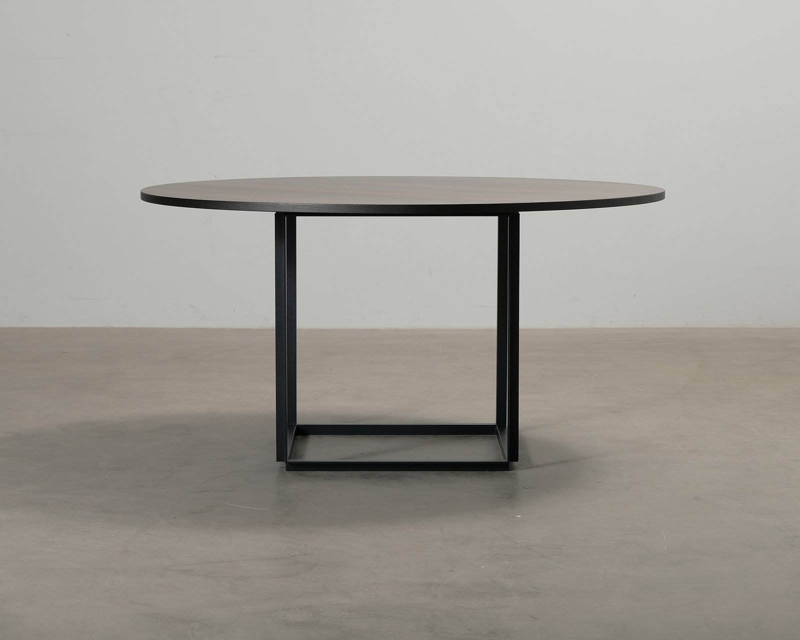 New Works Florence ruokapöytä savustettu tammi ø 145 cm