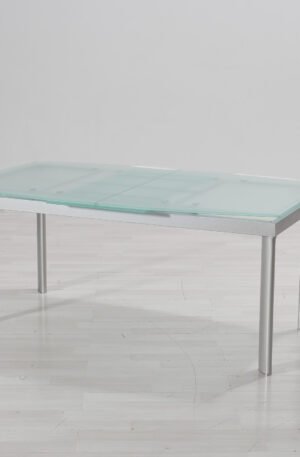 Jatkettava ruokapöytä lasilevyllä