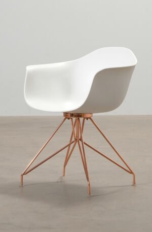 Ruokapöydän tuoli muovisella istuimella