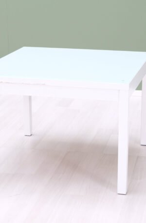 Lasipäällysteinen sivupöytä