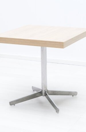 Sivupöytä metallijalalla