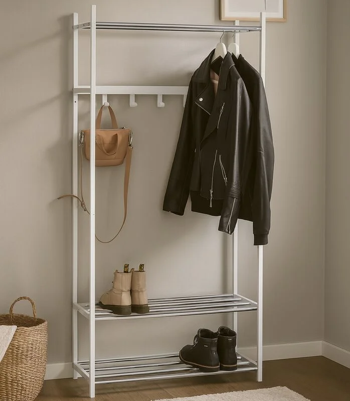 Naulakko ja kenkäteline pieneen tilaan