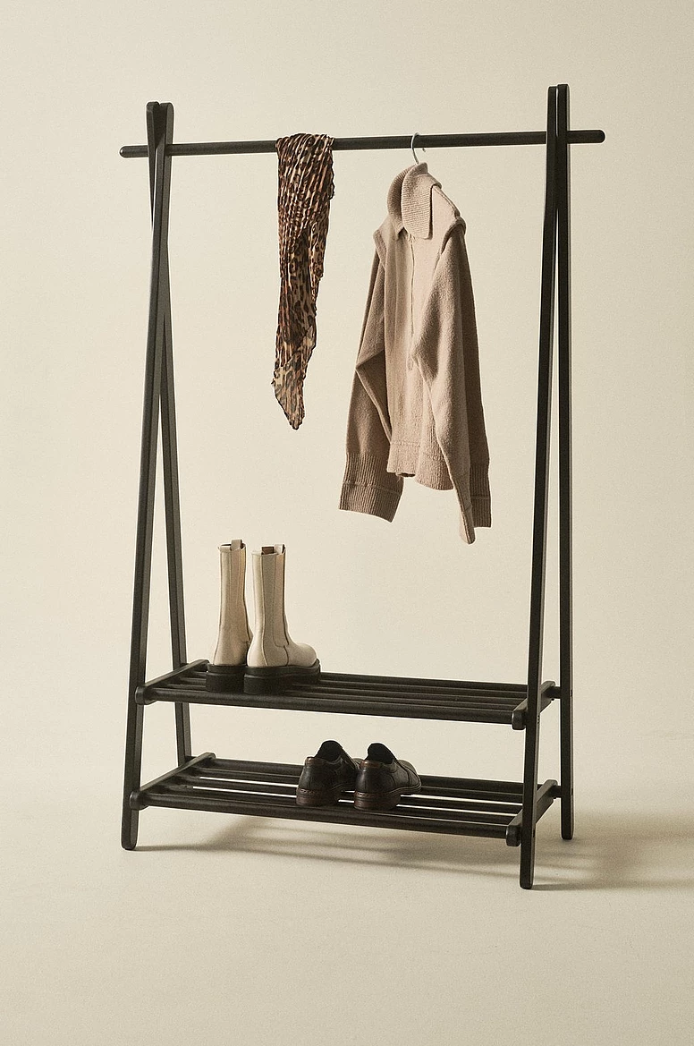 Naulakko ja kenkäteline pieneen tilaan