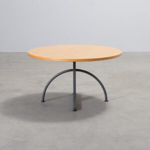 Pyöreä sohvapöytä metallijalalla