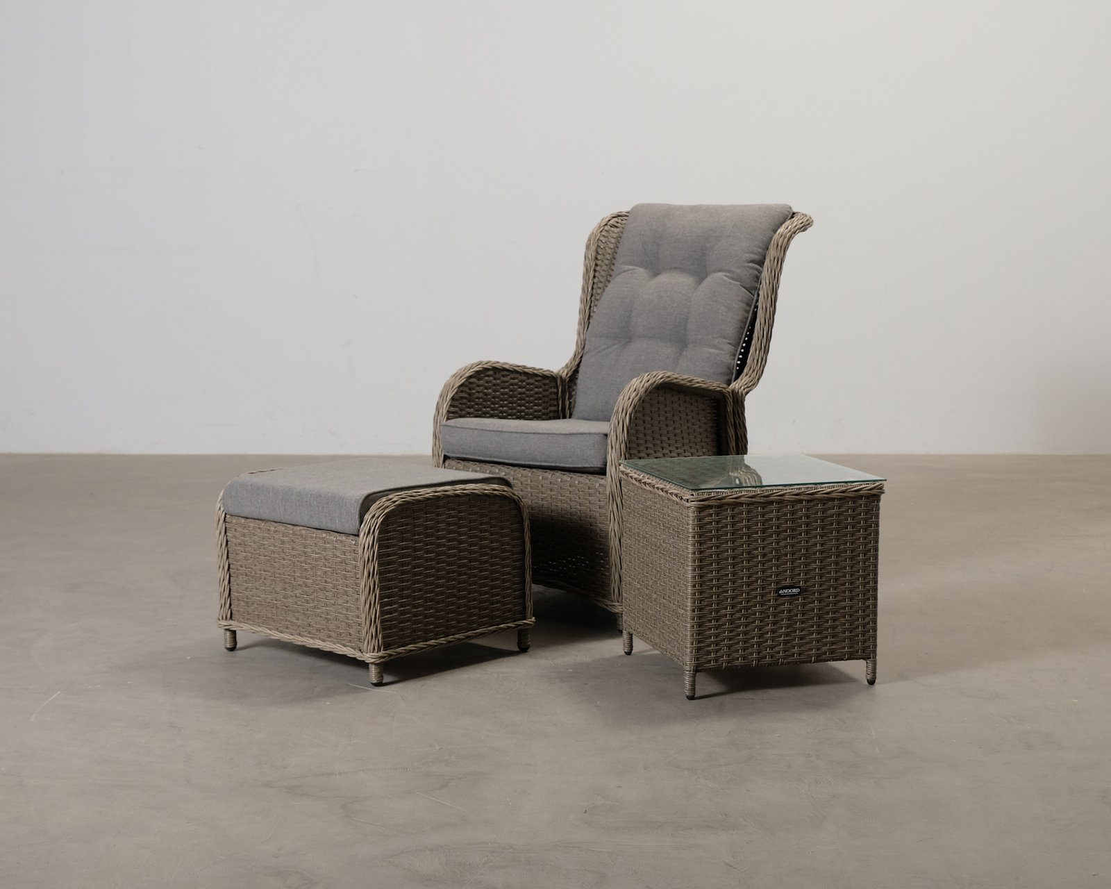 deNoord Marcus nojatuoli rahilla ja pöydällä