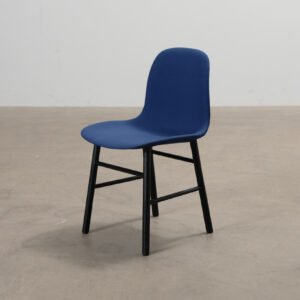 Normann Copenhagen Form tuoli sininen