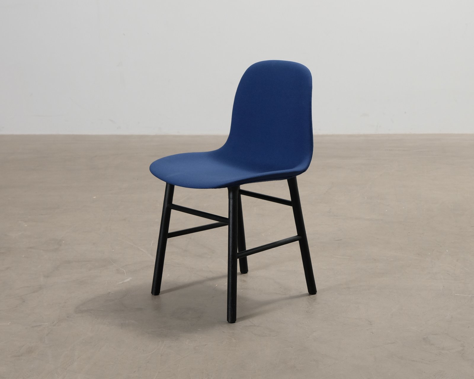 Normann Copenhagen Form tuoli sininen