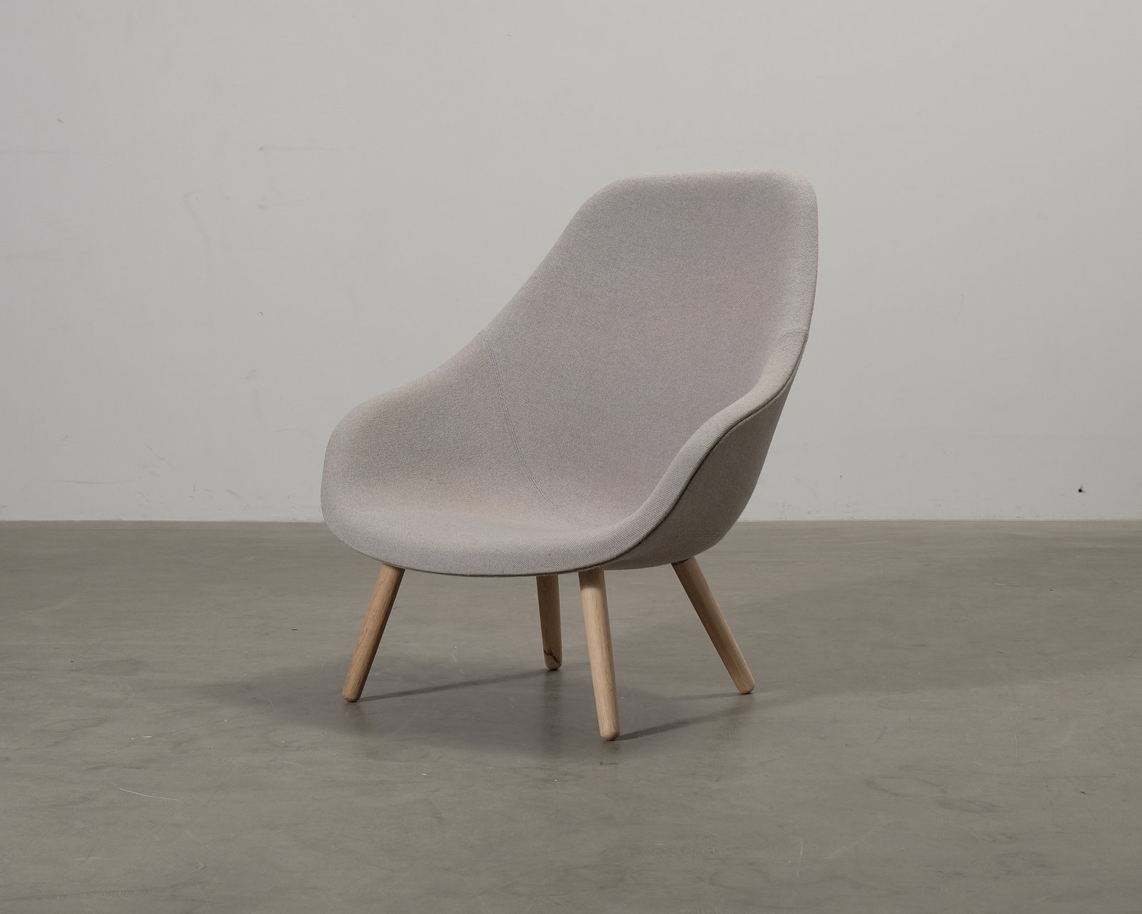 Hay About A Lounge Chair AAL82 nojatuoli vaaleanharmaa