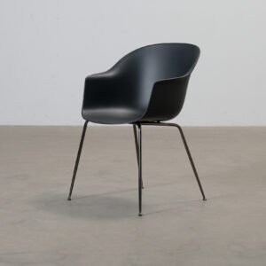 GUBI Bat ruokapöydän tuoli musta