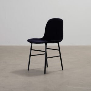 Normann Copenhagen Form tuoli tummansininen sametti