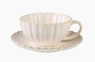 Rose kuppi aluslautasella valkoinen