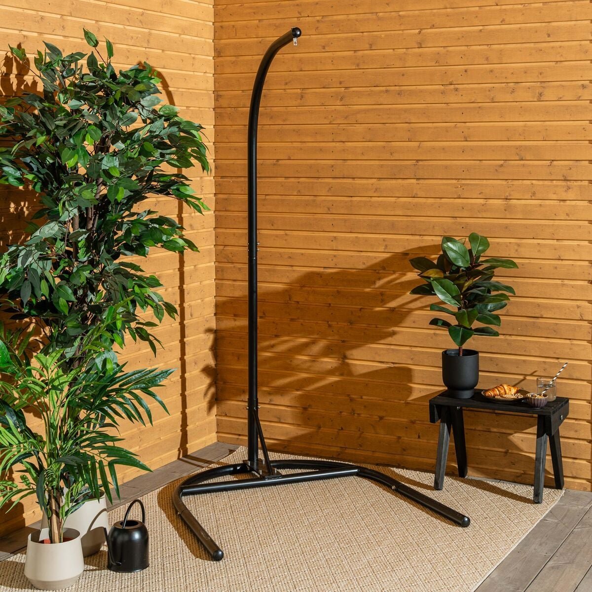 Riippukeinun teline musta