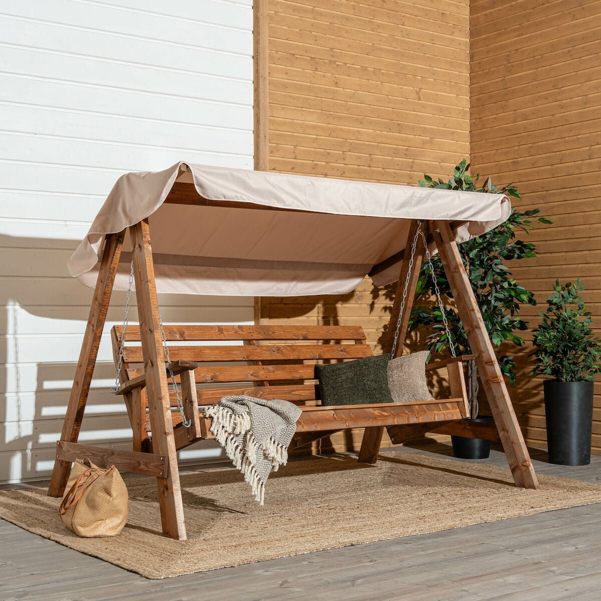 Saaristo pihakeinu katoksella ruskea