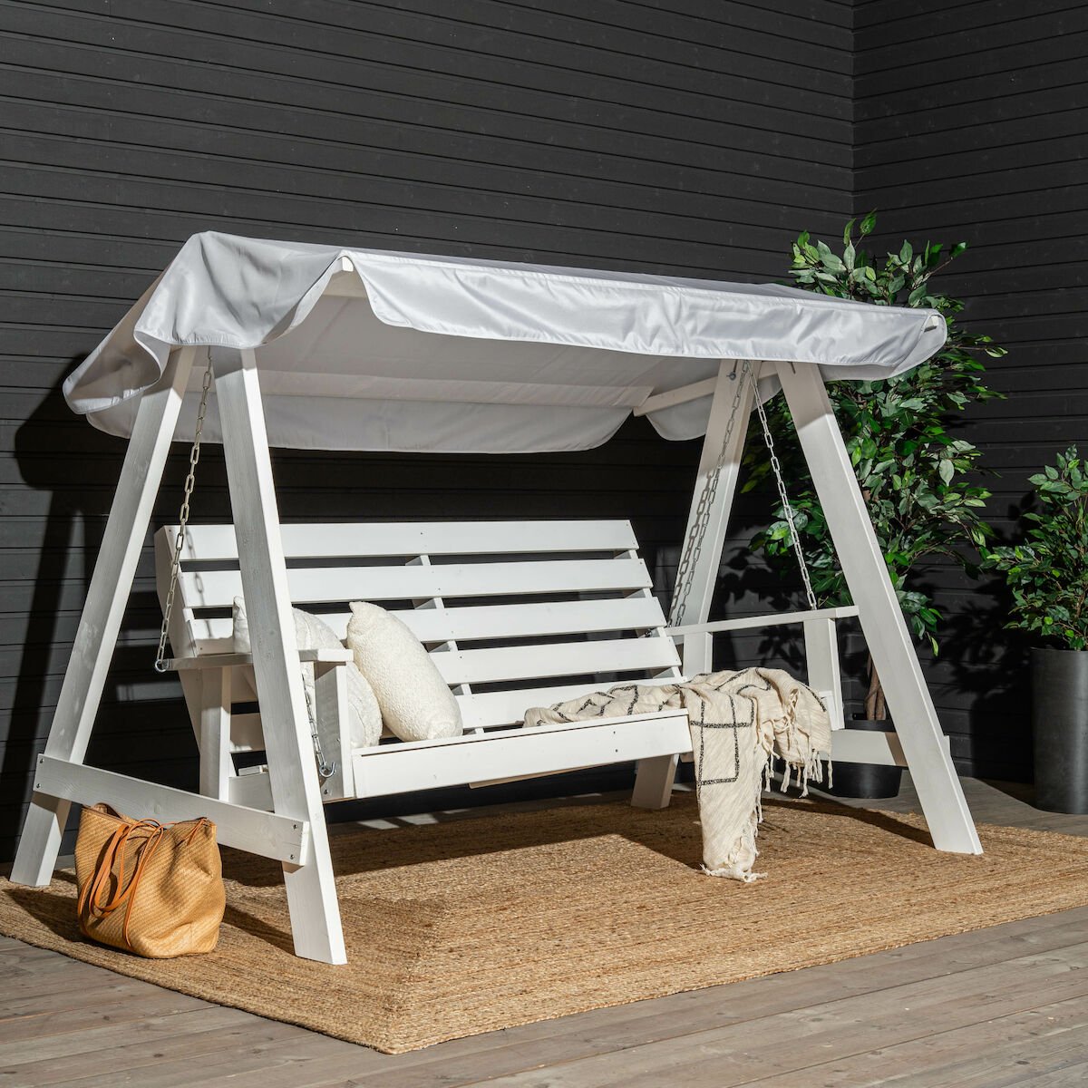 Saaristo pihakeinu katoksella valkoinen