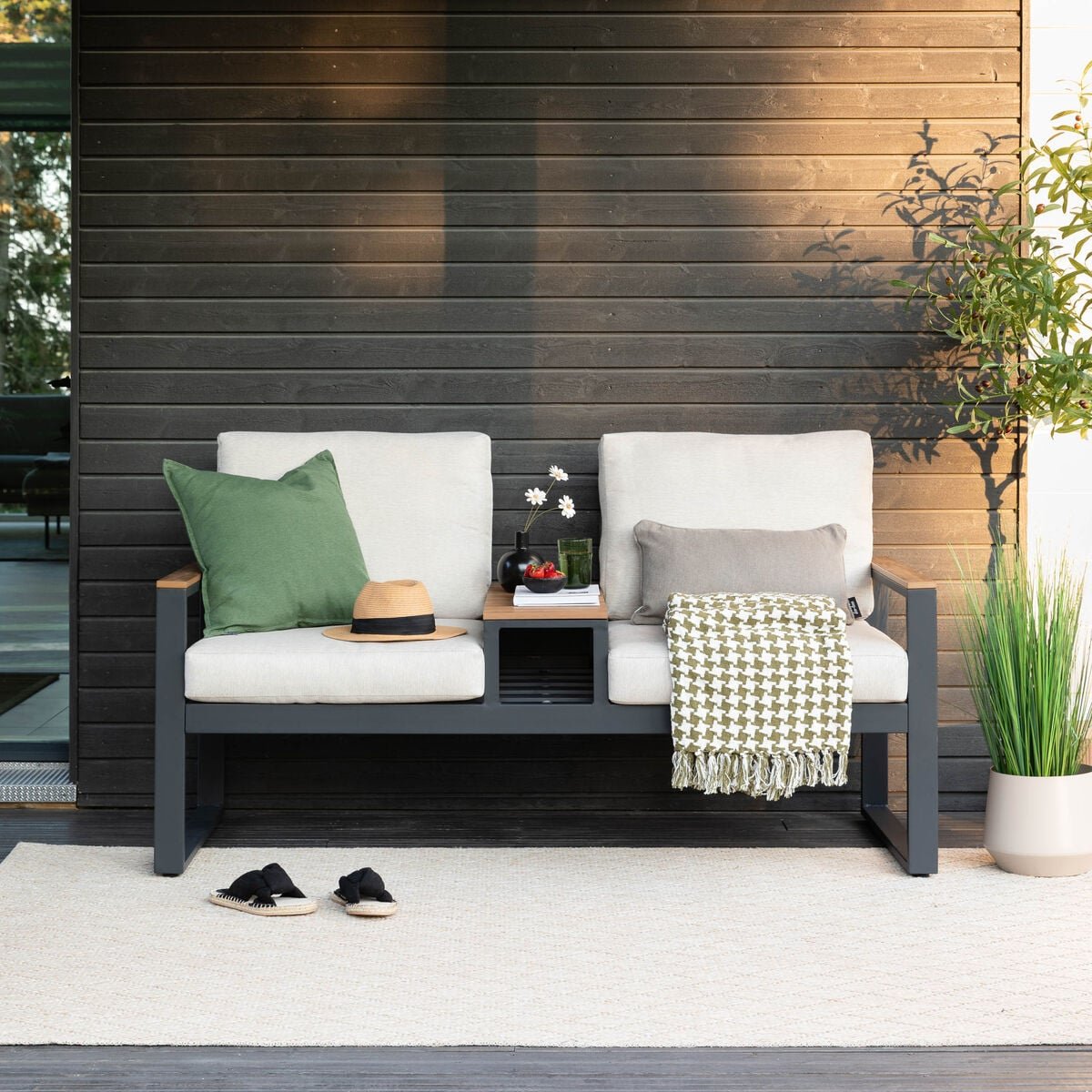 Aava 2-istuttava sohva pöydällä antrasiitti, hiekka pehmusteet