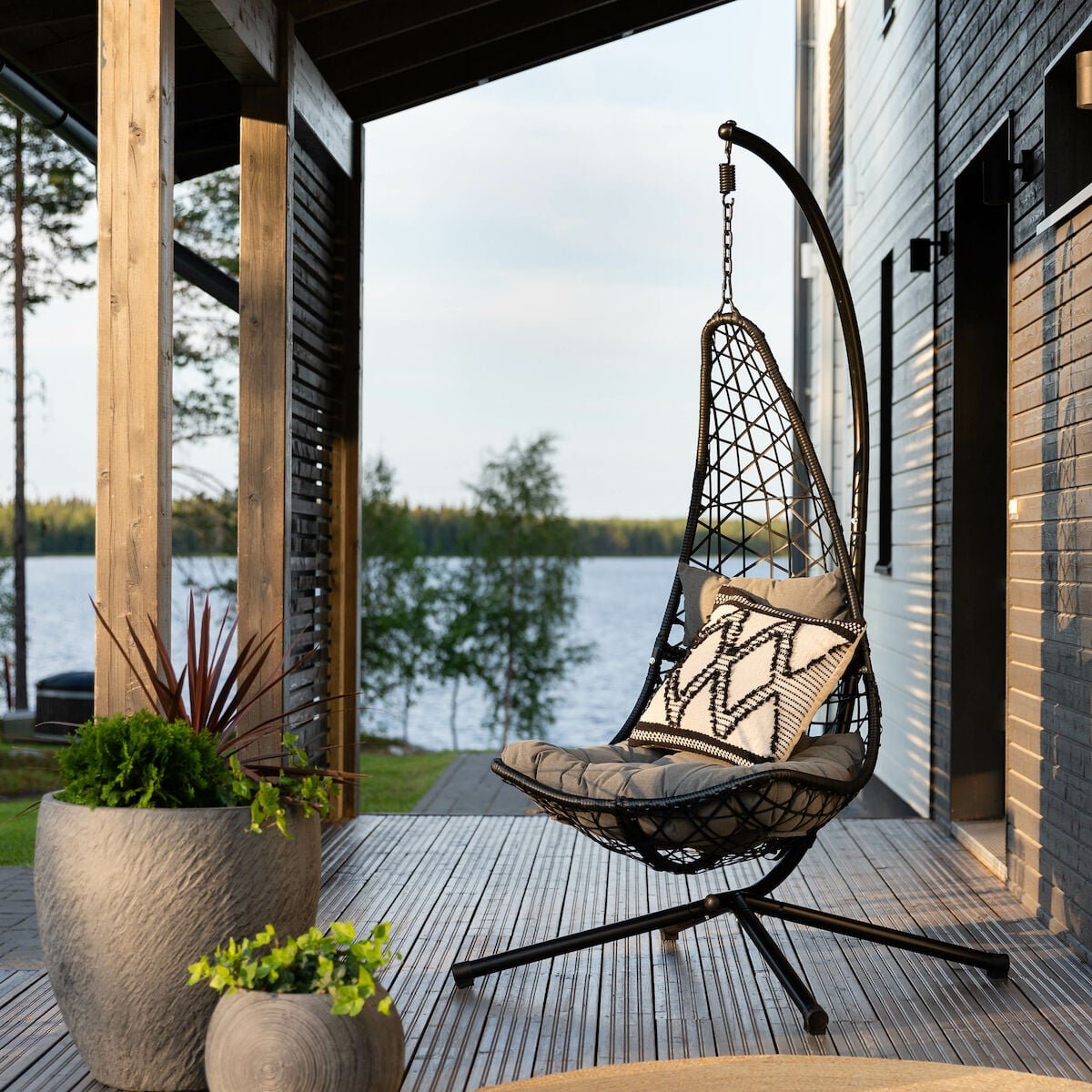 Ilta riipputuoli telineellä musta, harmaa pehmuste