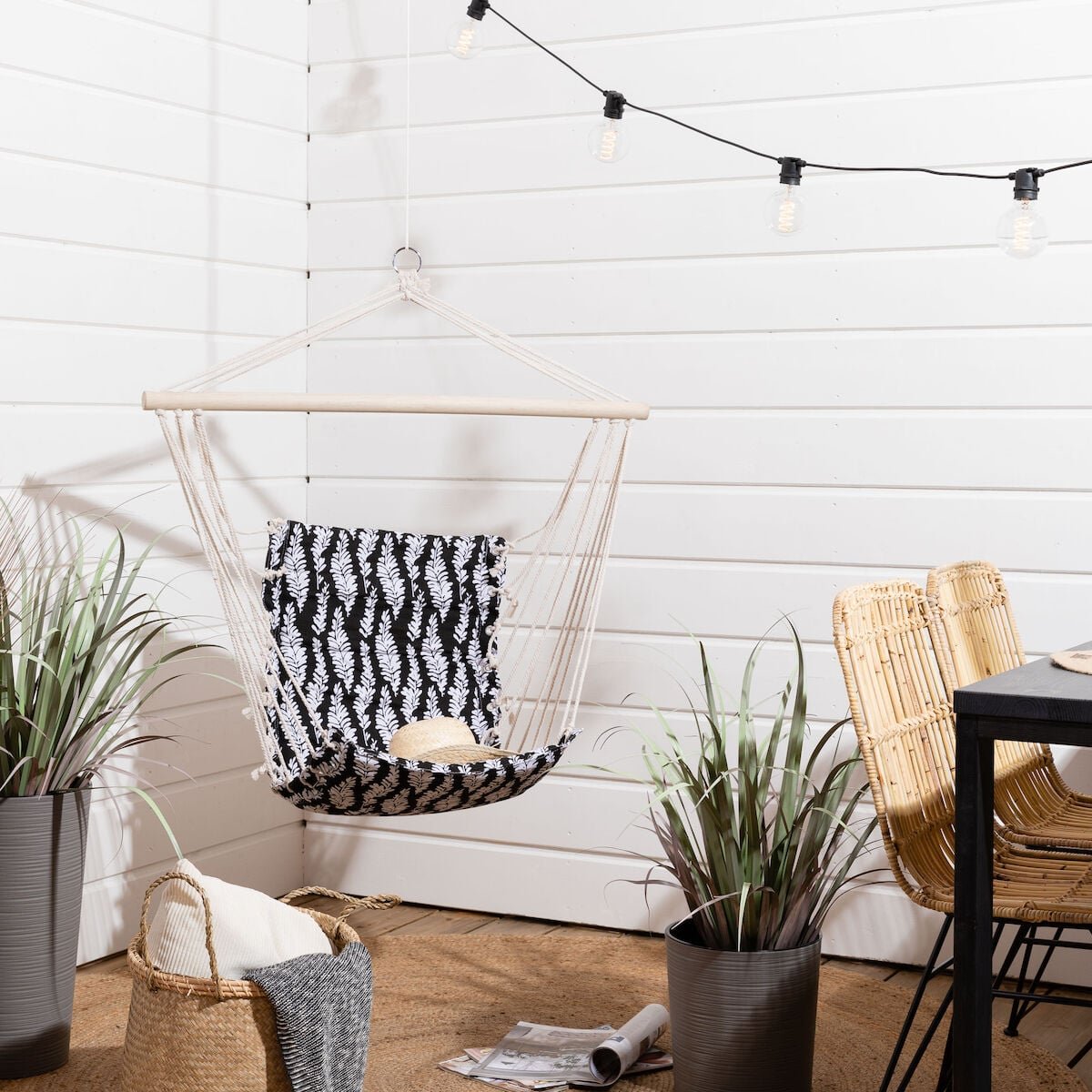 Lehti riippuistuin musta/valkoinen