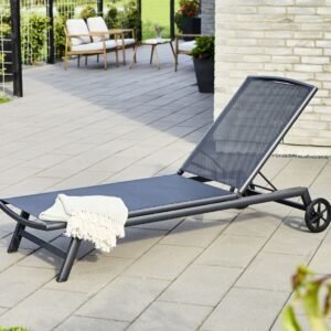 Outfit aurinkotuoli pyörillä, musta