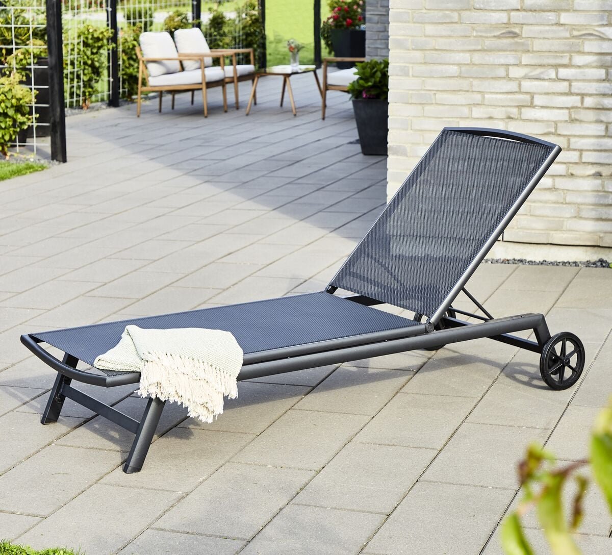 Outfit aurinkotuoli pyörillä, musta