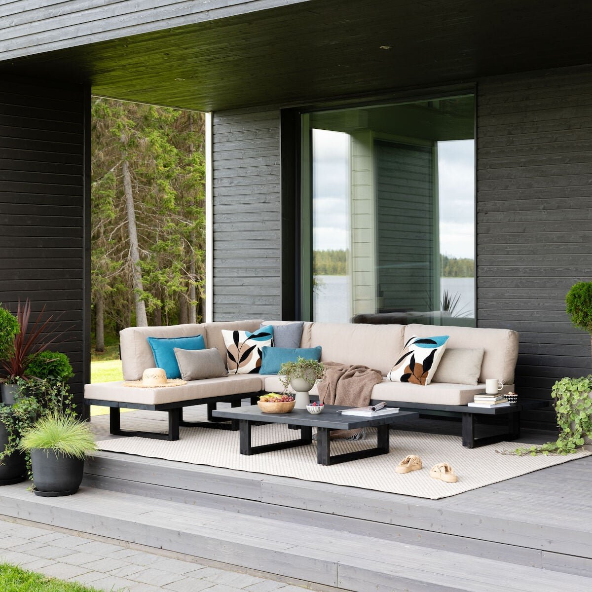 Saima XL avokulmasohva musta/Texsilk hiekka 4212