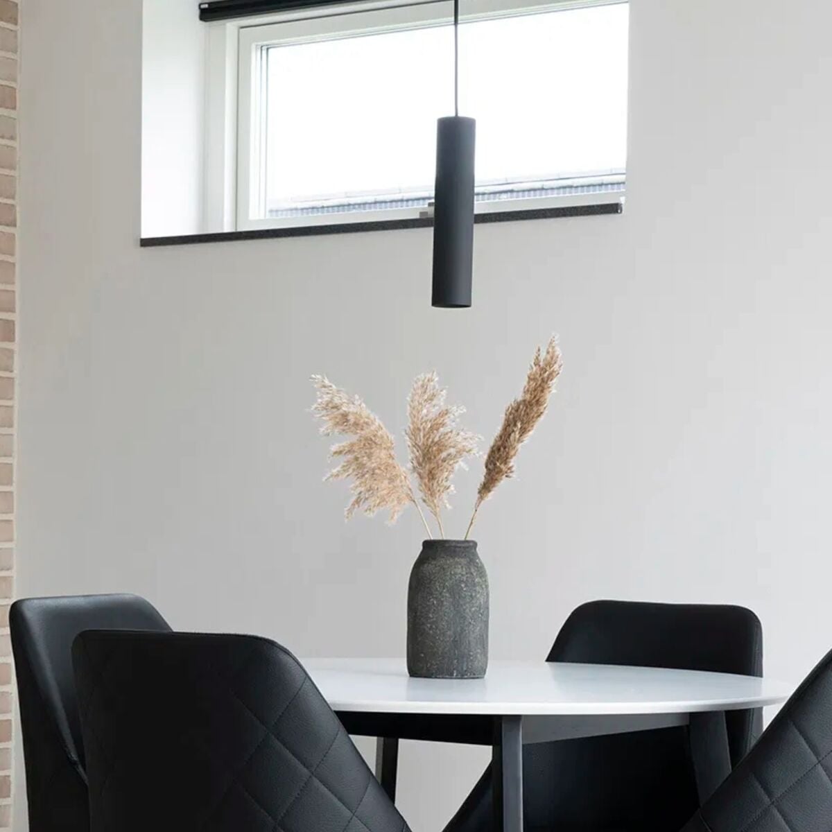 House Nordic Paris riippuvalaisin musta