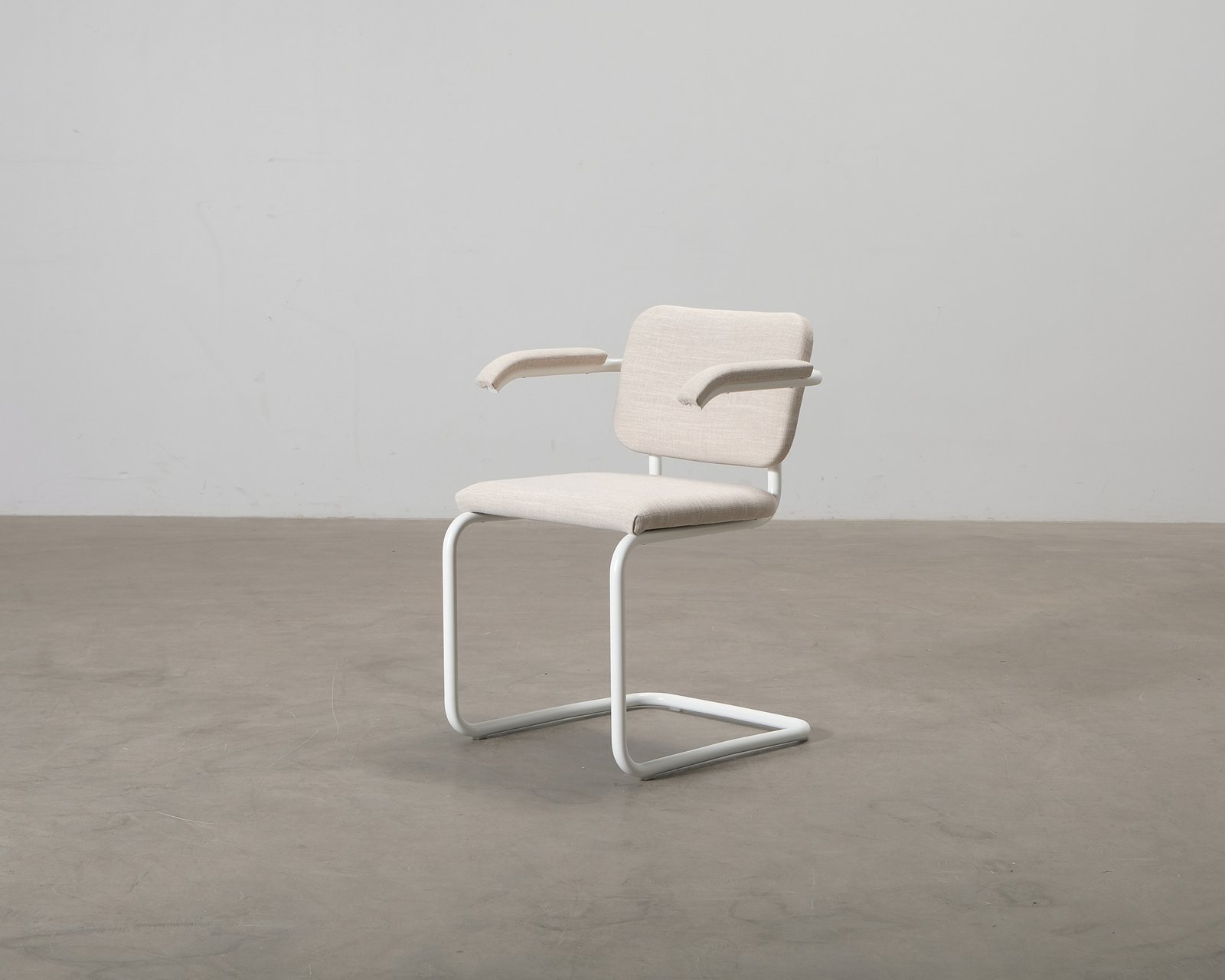 knoll-cesca-tuoli-kasinojilla-beige-valkoinen