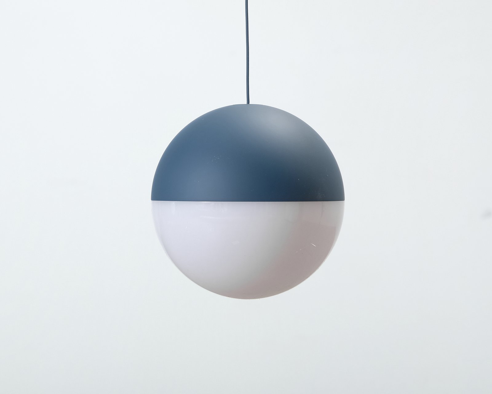 flos-string-light-sphere-riippuvalaisin-sininen