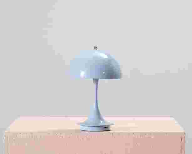 louis-poulsen-panthella-160-kannettava-poytvalaisin-pale-blue