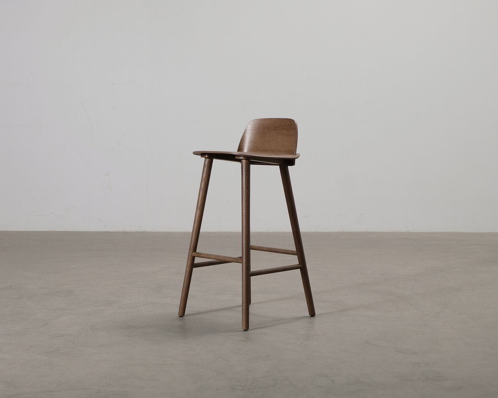 muuto-nerd-baarijakkara-75-cm-dark-stained-oak