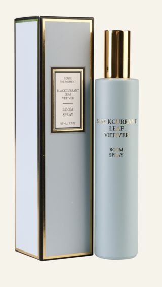 blackcurrant-leaf-vetiver-tuoksuspray-vaaleansininen