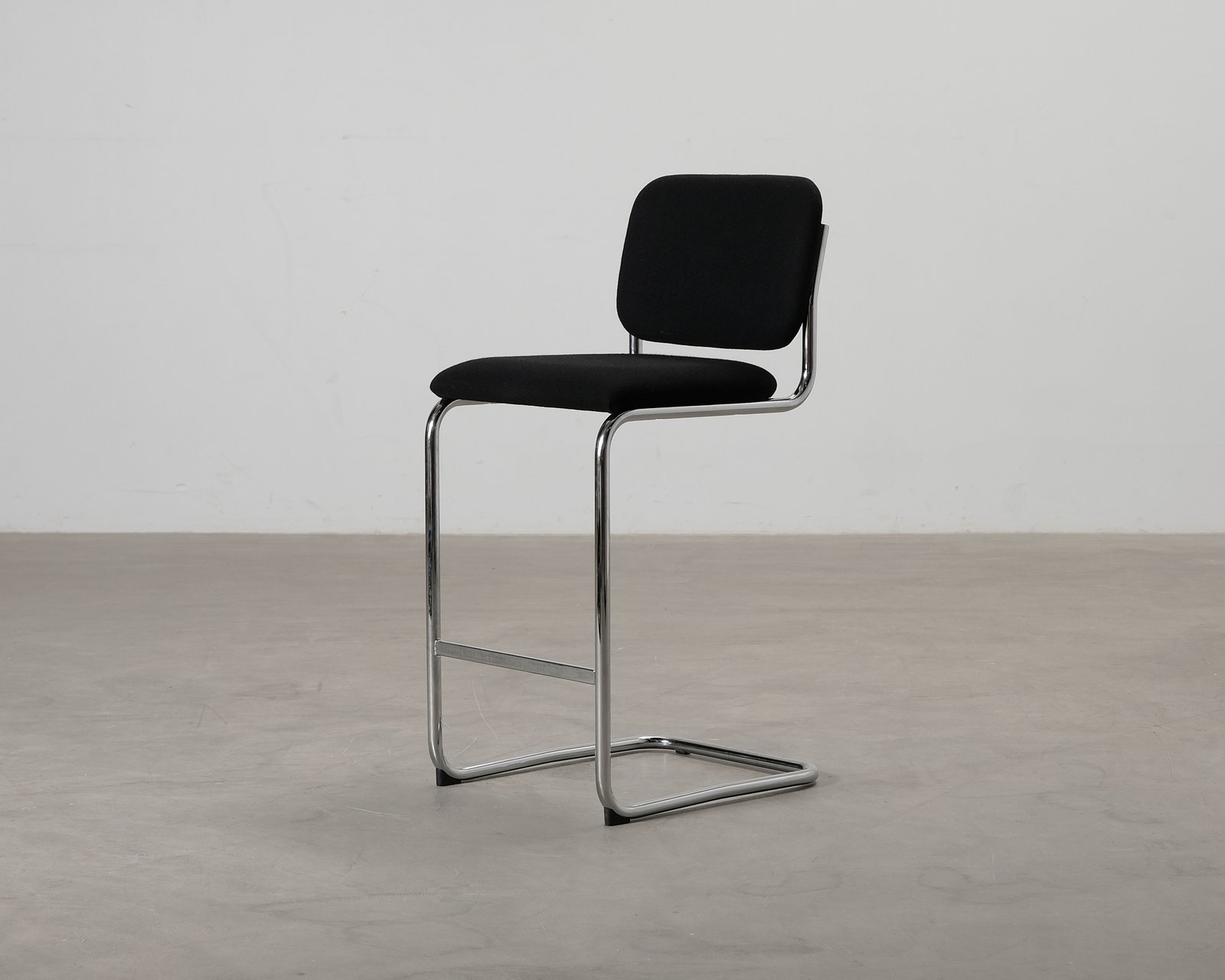 knoll-cesca-baarituoli-musta