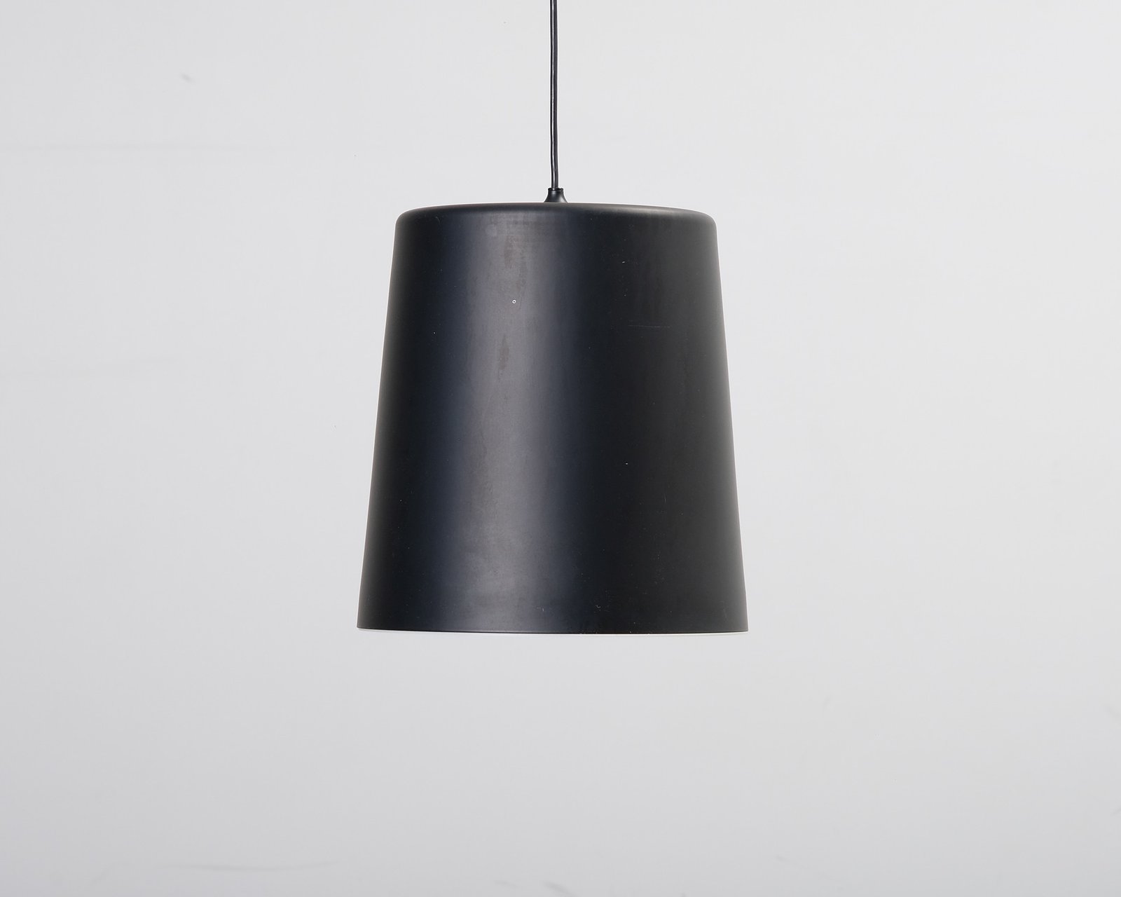 zero-lighting-hide-riippuvalaisin-musta-o-30-cm