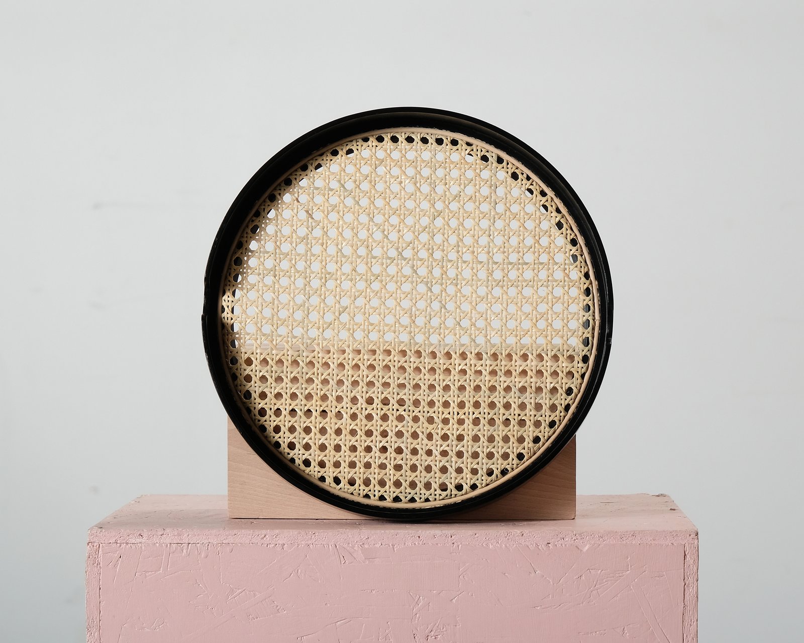 normann-copenhagen-salon-tray-tarjotin-o-35-cm-musta