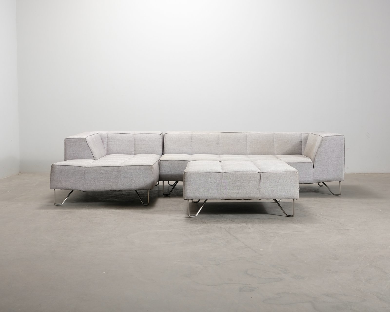 boconcept-milos-5-istuttava-kulmasohva-rahilla-vaaleanharmaa