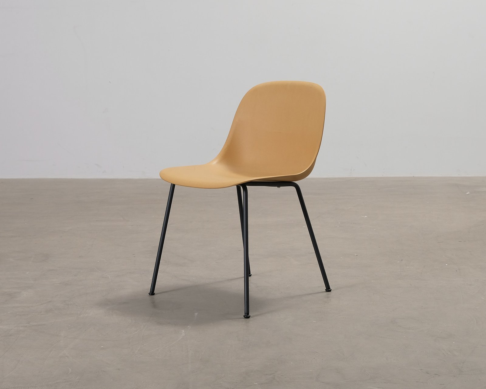 muuto-fiber-side-tuoli-okrankeltainen