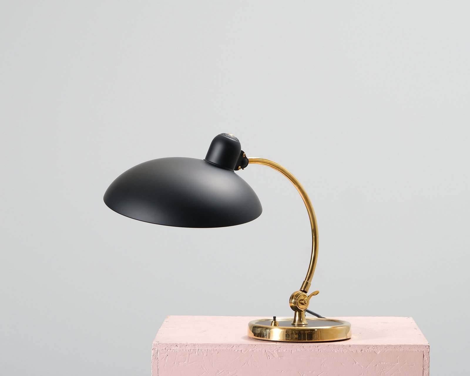 fritz-hansen-kaiser-idell-6631-t-luxus-poytavalaisin-messinki-musta