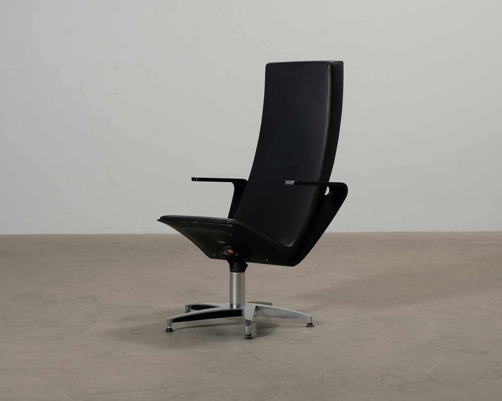avarte-sessel-99-01-tyotuoli-musta