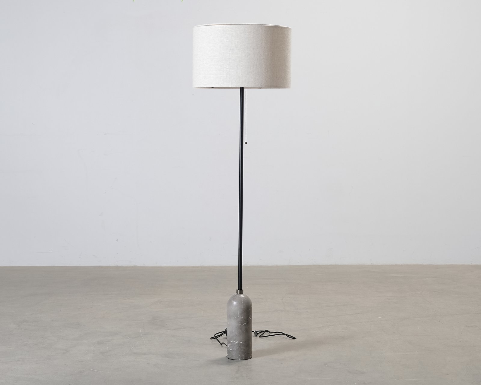 gubi-gravity-lattiavalaisin-harmaa-marmori-canvas