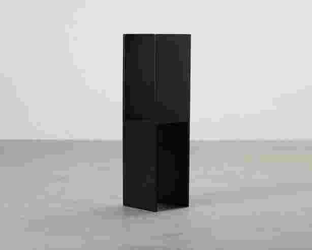 kristina-dam-studio-pedestal-sivupoyta-musta