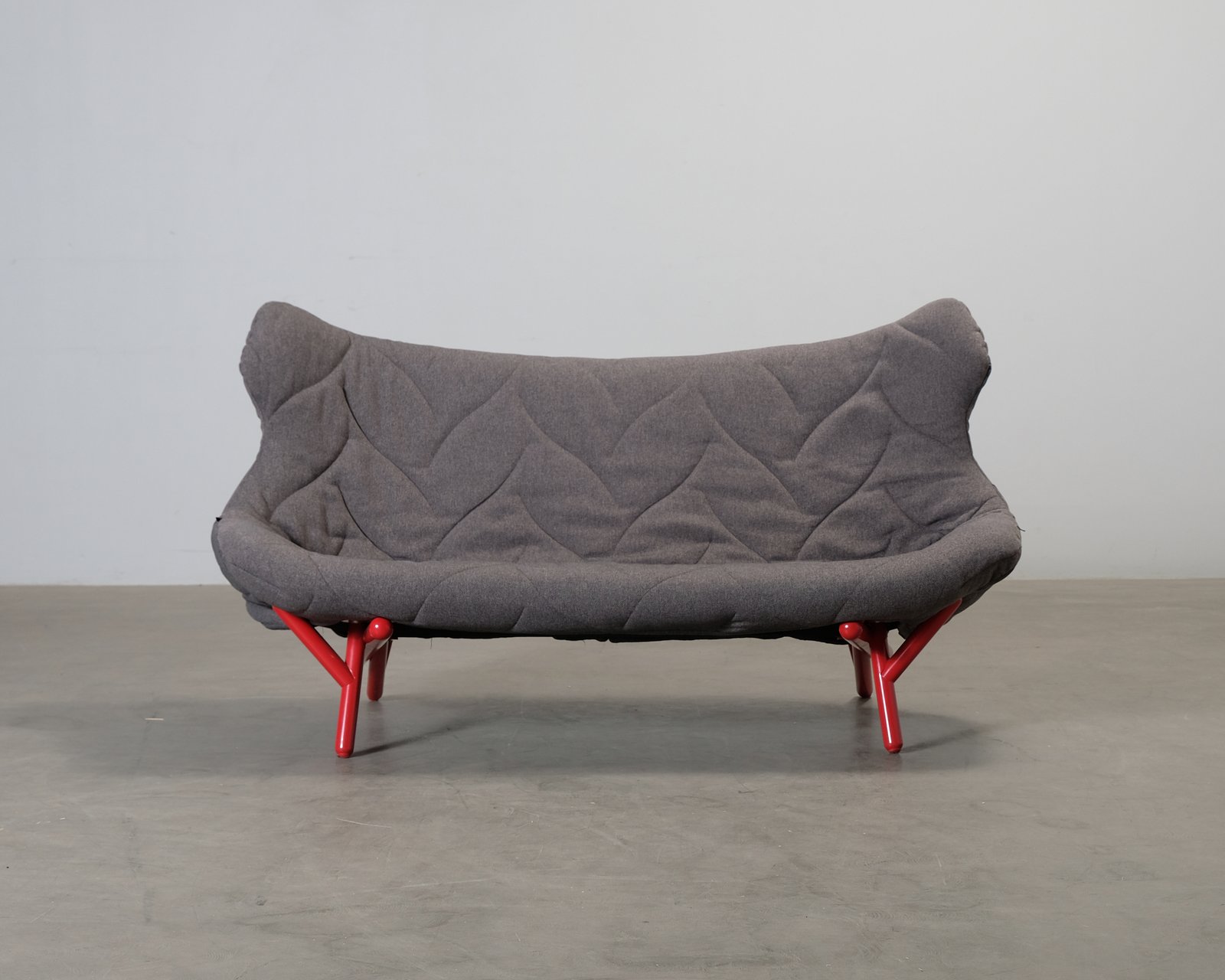 kartell-foliage-2-istuttava-sohva-harmaa-punainen