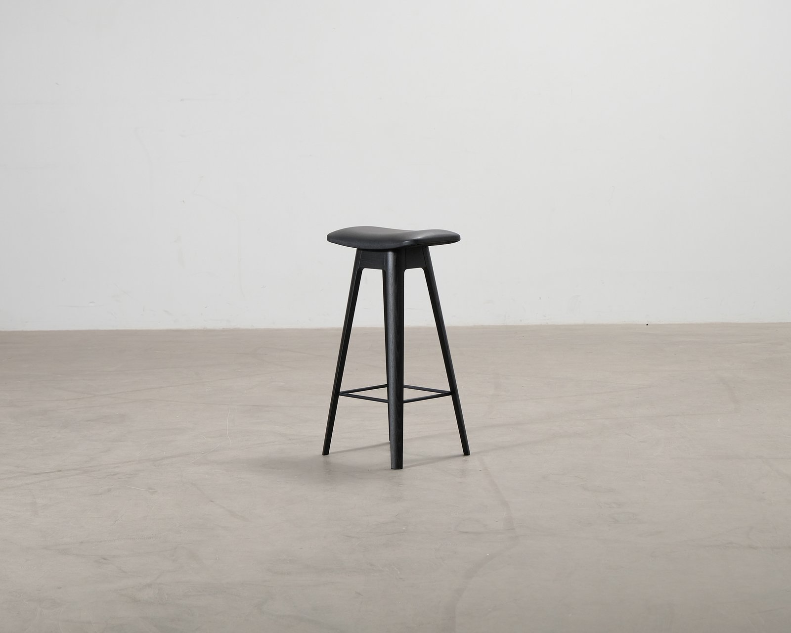 andersen-furniture-hc1-baarituoli-musta