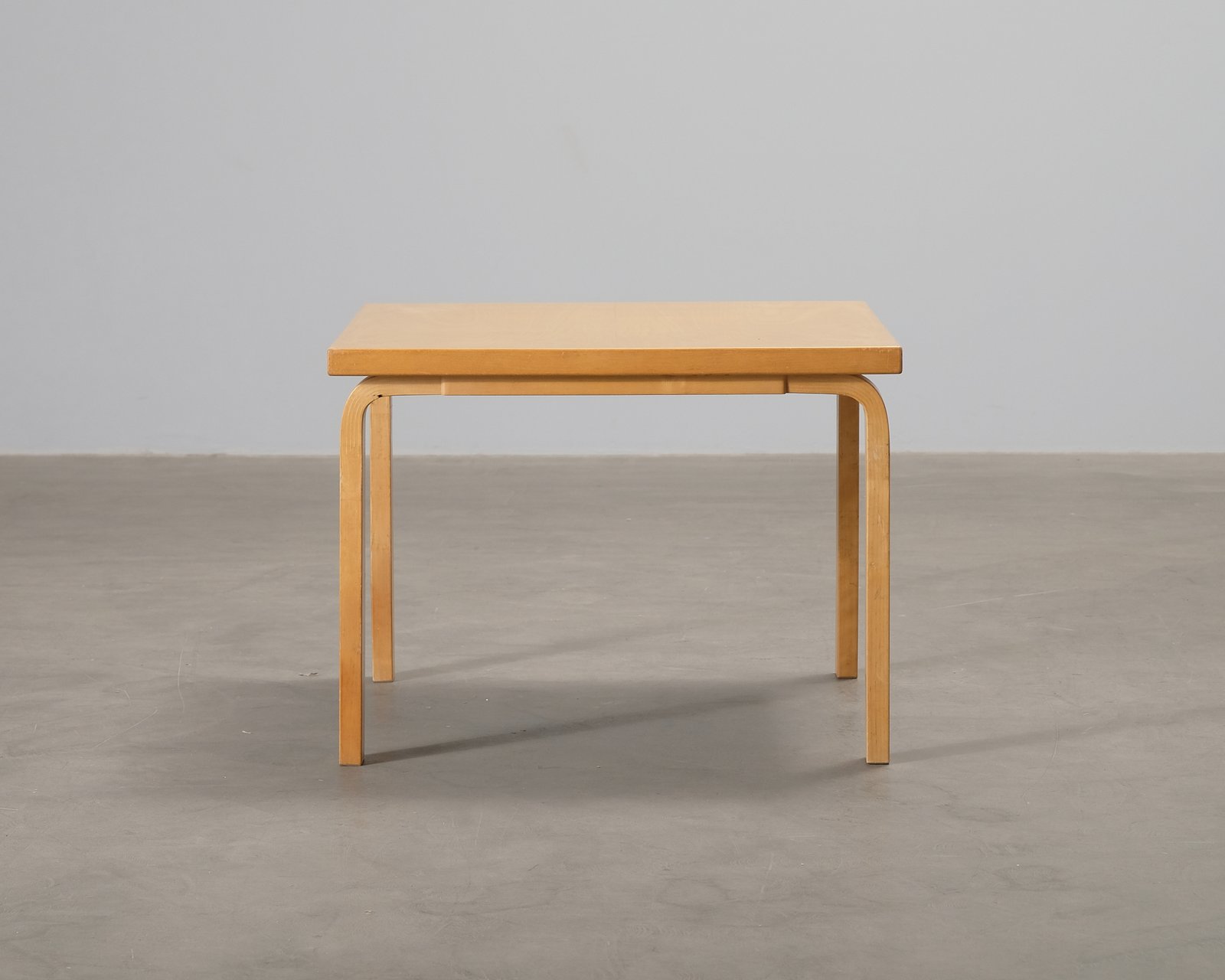 artek-aalto-81c-sohvapoyta-75-x-75-cm-koivu