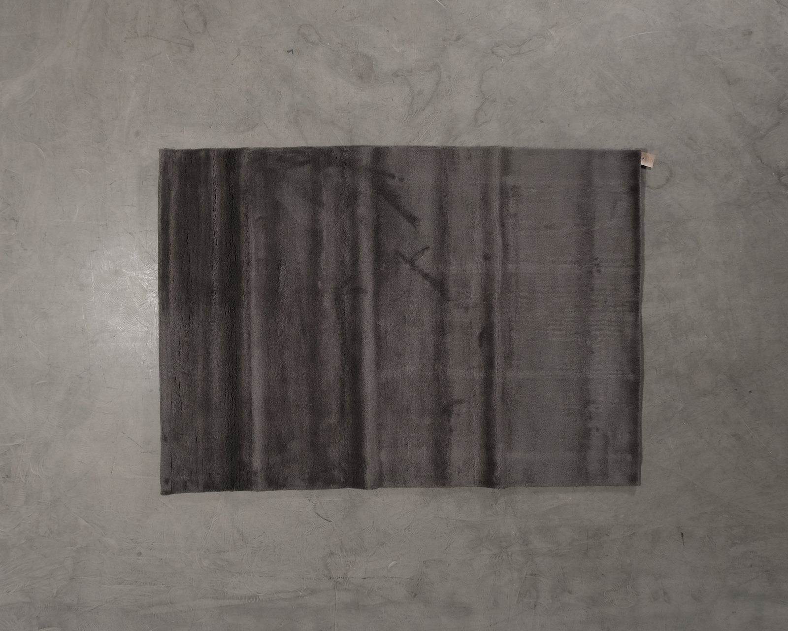 roots-living-pile-wool-villamatto-170-x-240-cm-tummanharmaa