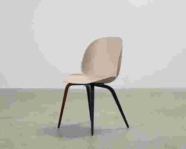 gubi-beetle-tuoli-beige-savustettu-tammi