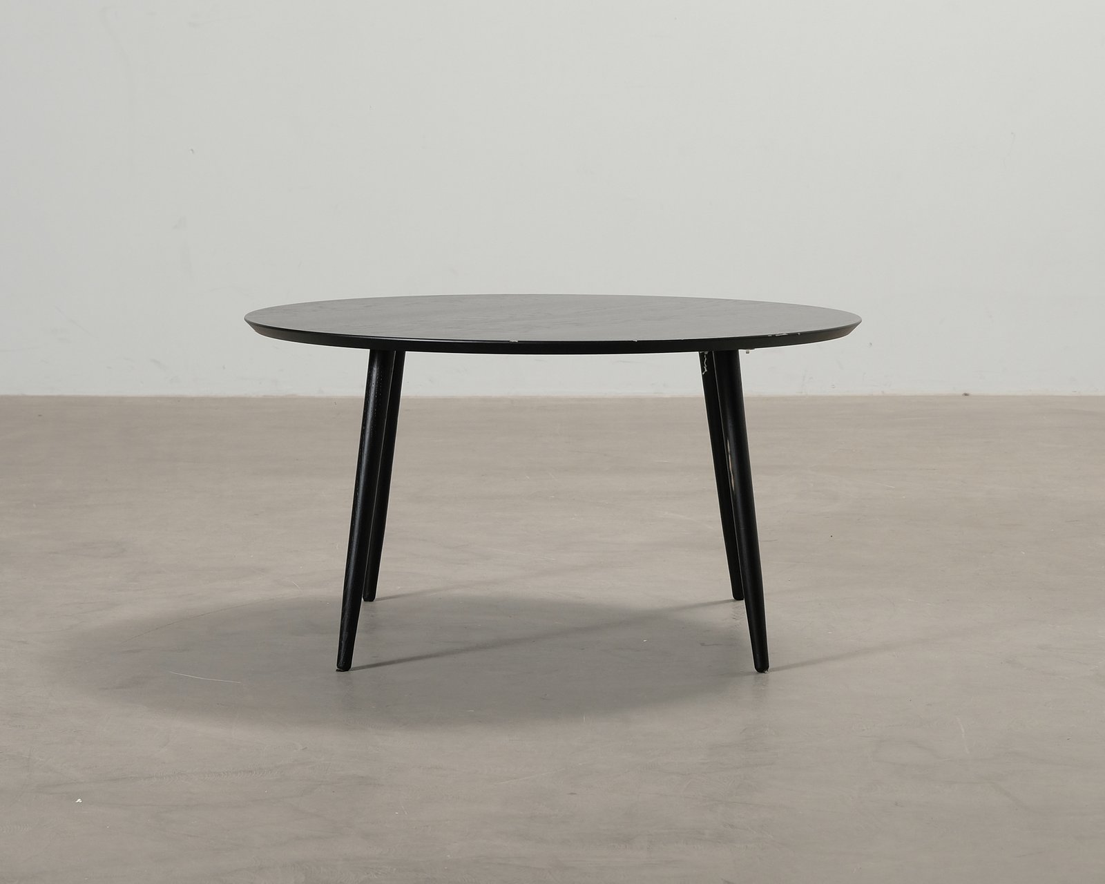 sofacompany-hubert-sohvapoyta-o-90-cm-musta