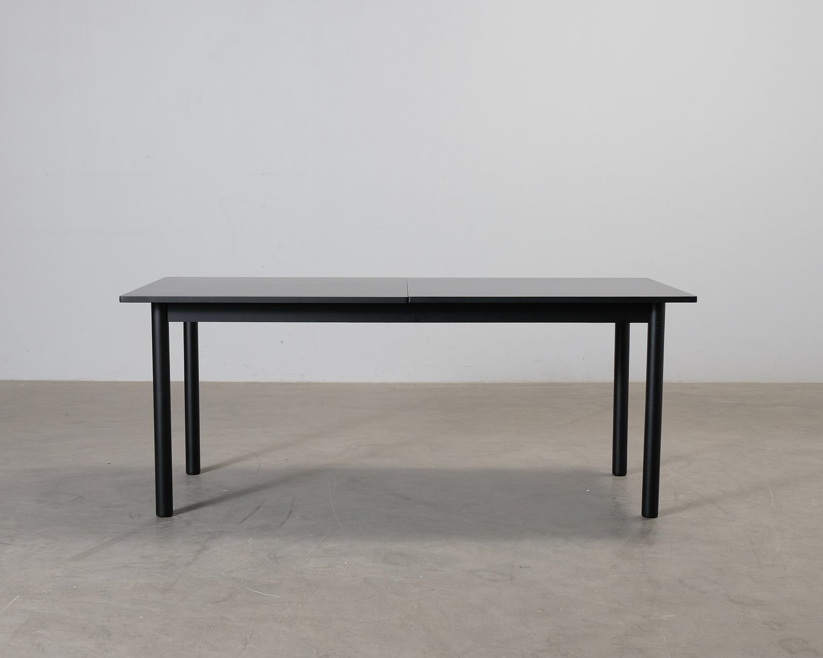 decotique-milo-c12-jatkettava-ruokapoyta-180-220-cm-musta