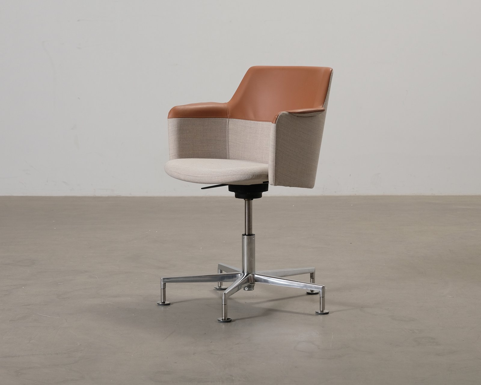 lammhults-carousel-tyotuoli-ruskea-beige