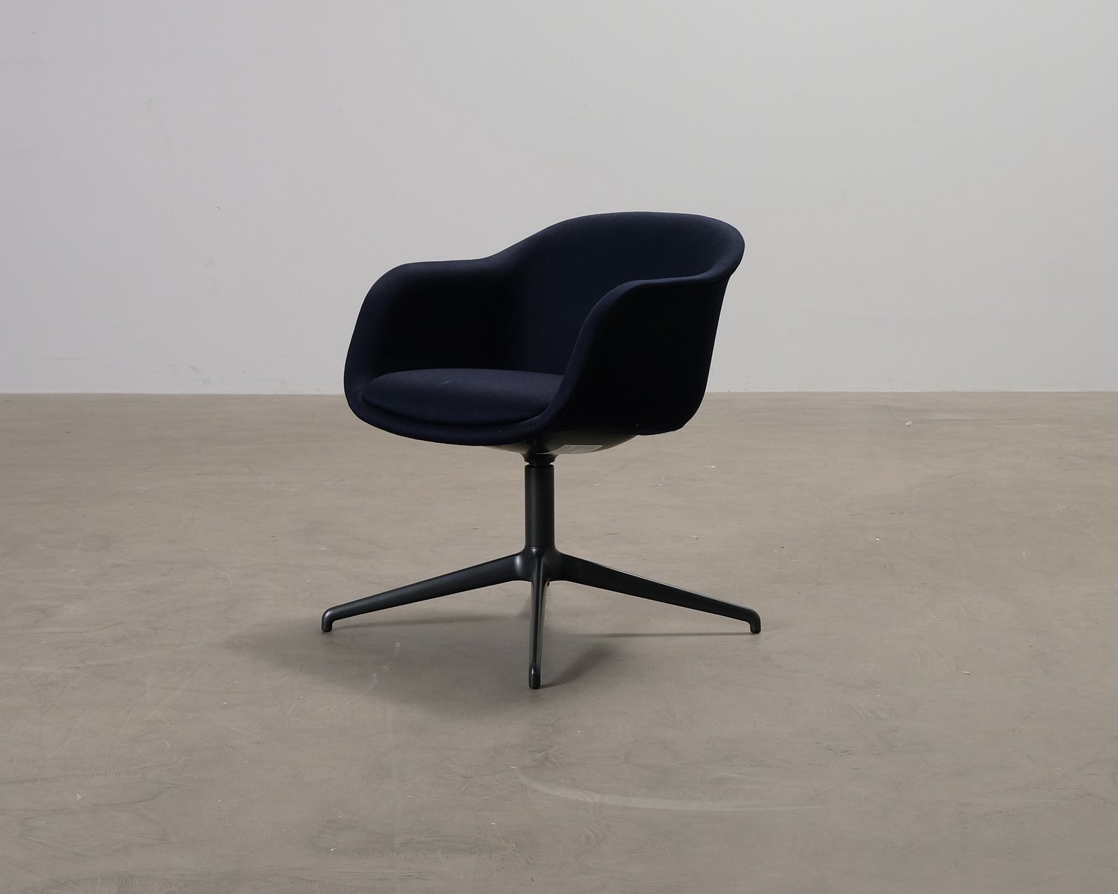 muuto-fiber-conference-swivel-nojatuoli-musta-tummansininen